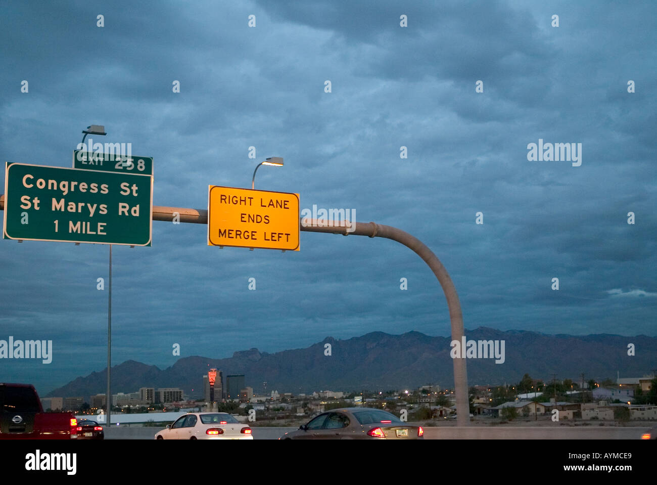 American uscita autostrada e il centro cittadino di Tucson in Arizona USA al crepuscolo Foto Stock