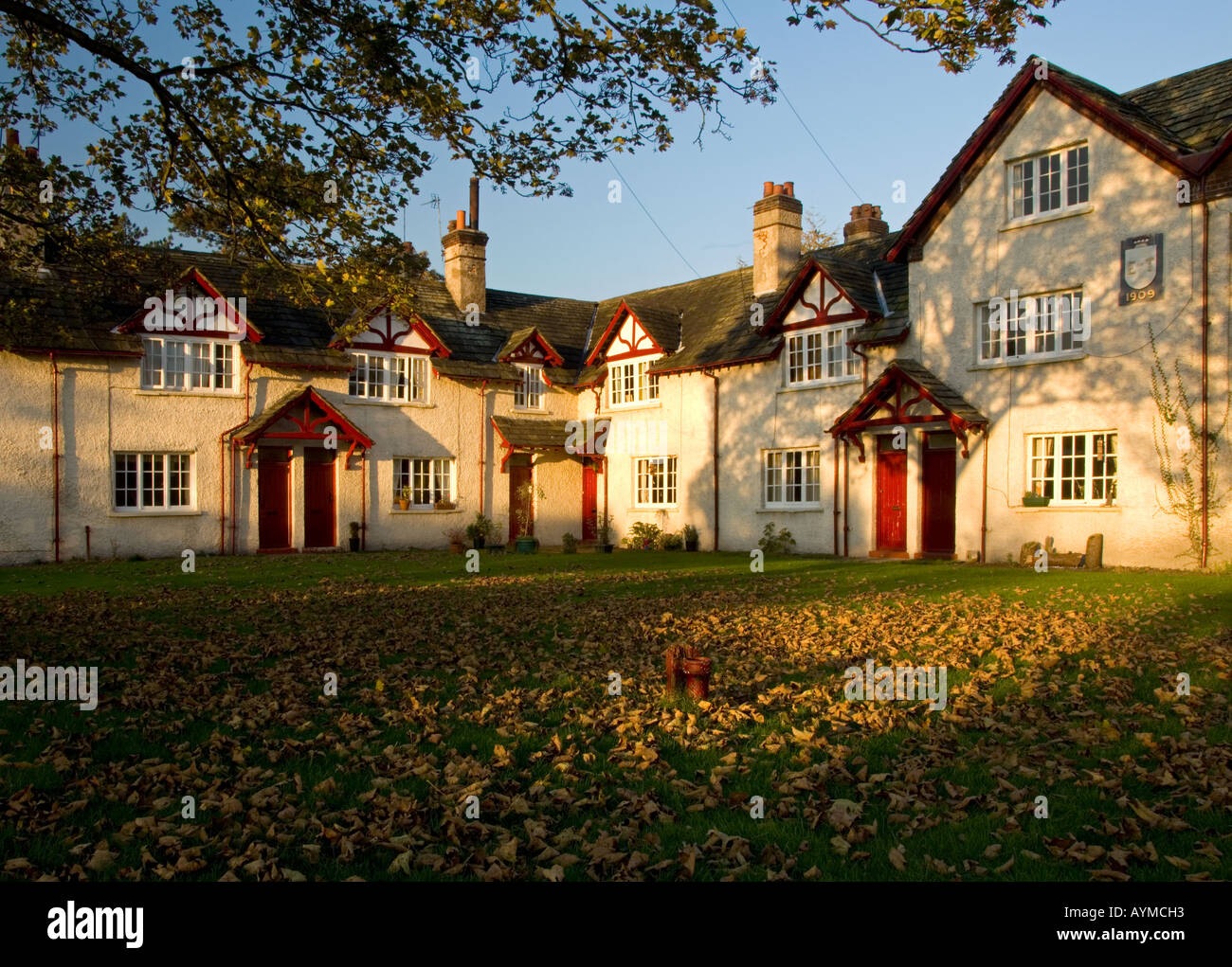 Ex lavoratori immobiliare cottage, il villaggio di Rostherne, vicino a Knutsford, Cheshire, Inghilterra, Regno Unito Foto Stock