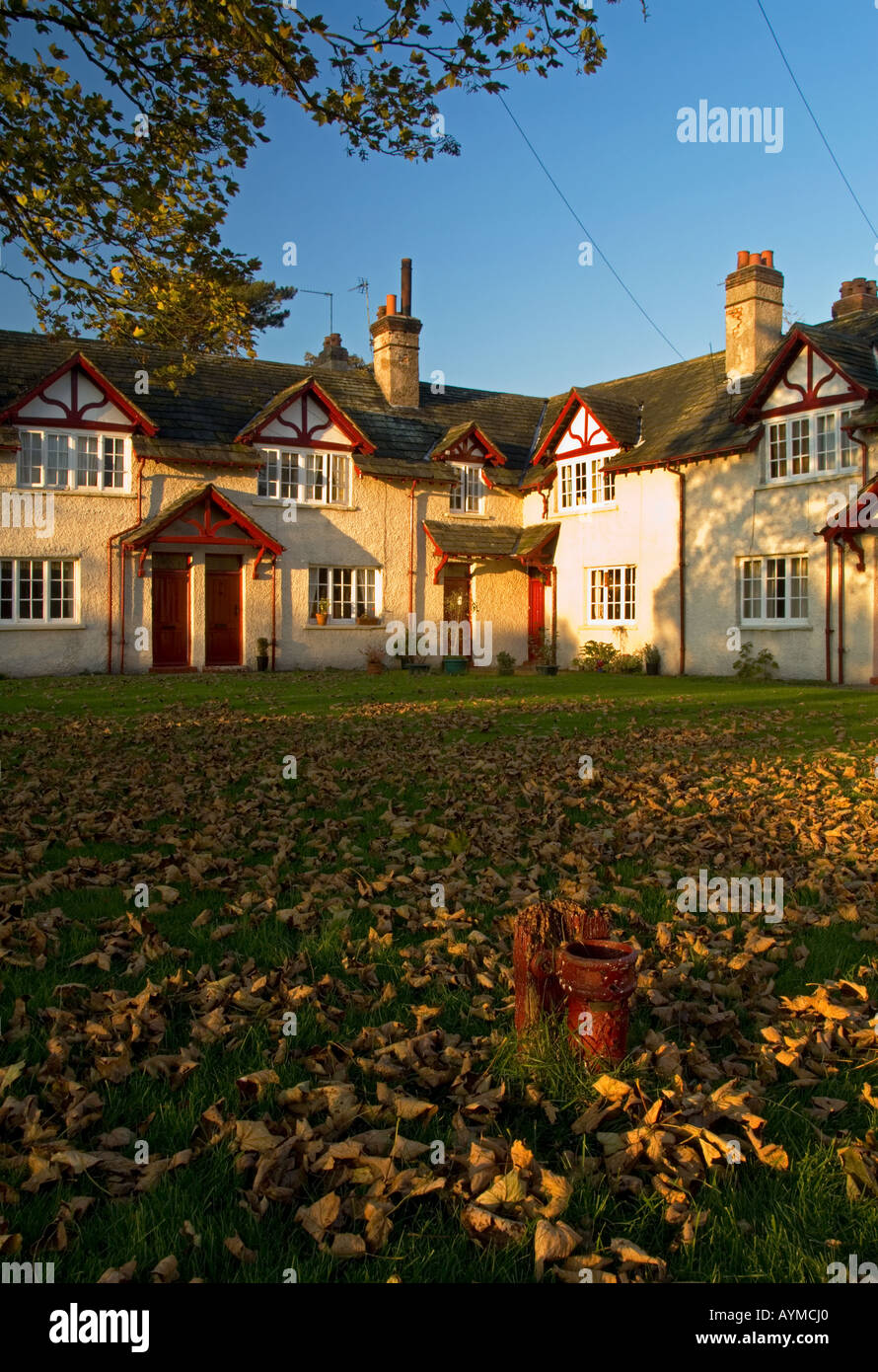 Ex lavoratori immobiliare cottage, il villaggio di Rostherne, vicino a Knutsford, Cheshire, Inghilterra, Regno Unito Foto Stock