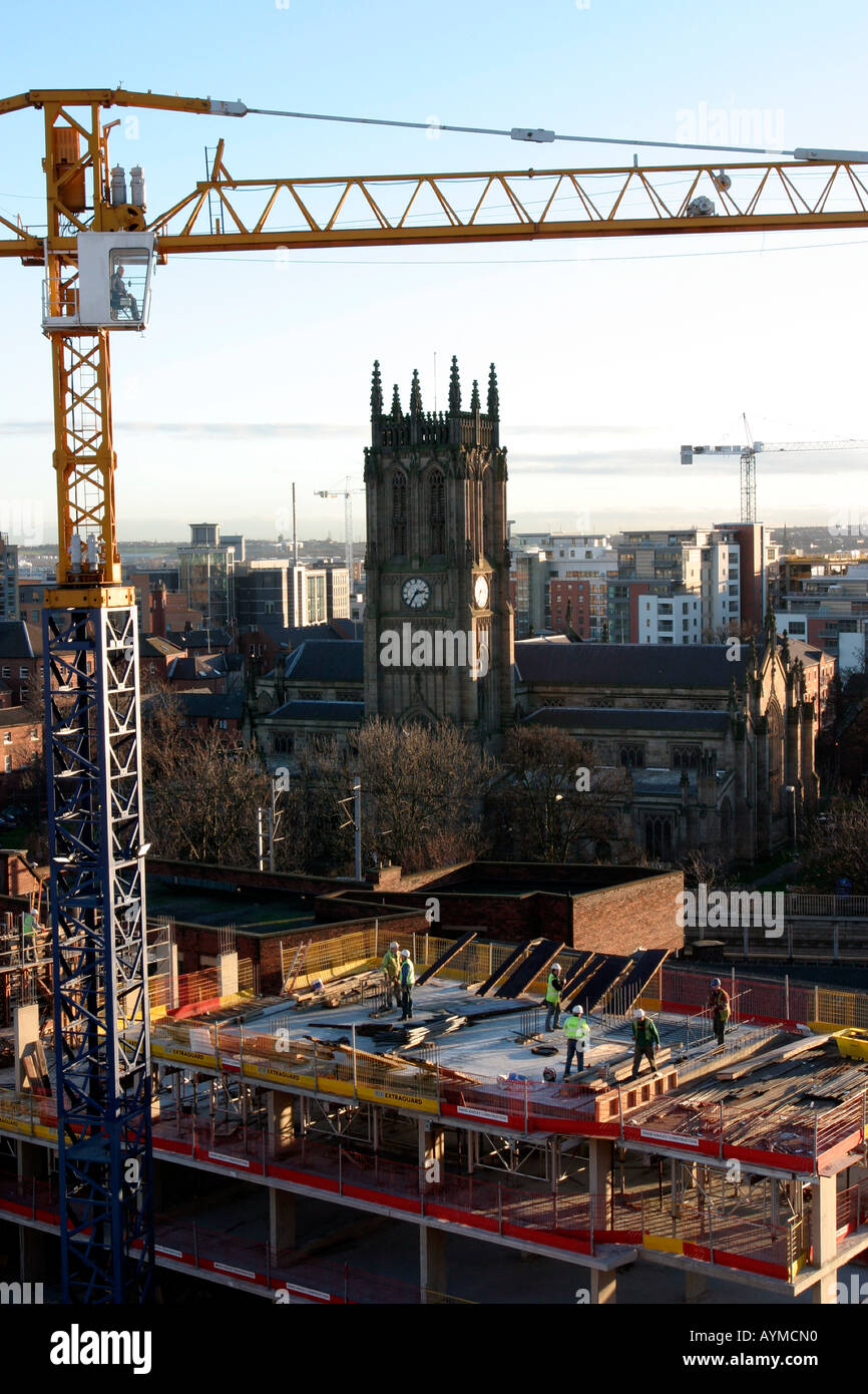 Leeds skyline guardando a sud di New York Street gru a torre e chiesa parrocchiale Foto Stock