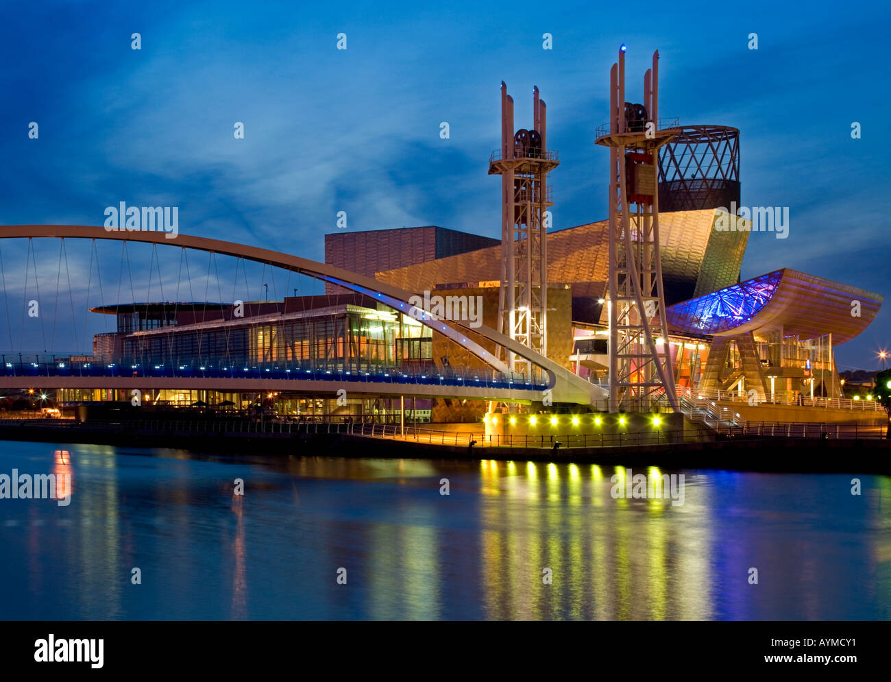 Il Lowry Centre e Lowry Outlet Mall di notte, Salford Quays, Greater Manchester, Inghilterra, Regno Unito Foto Stock