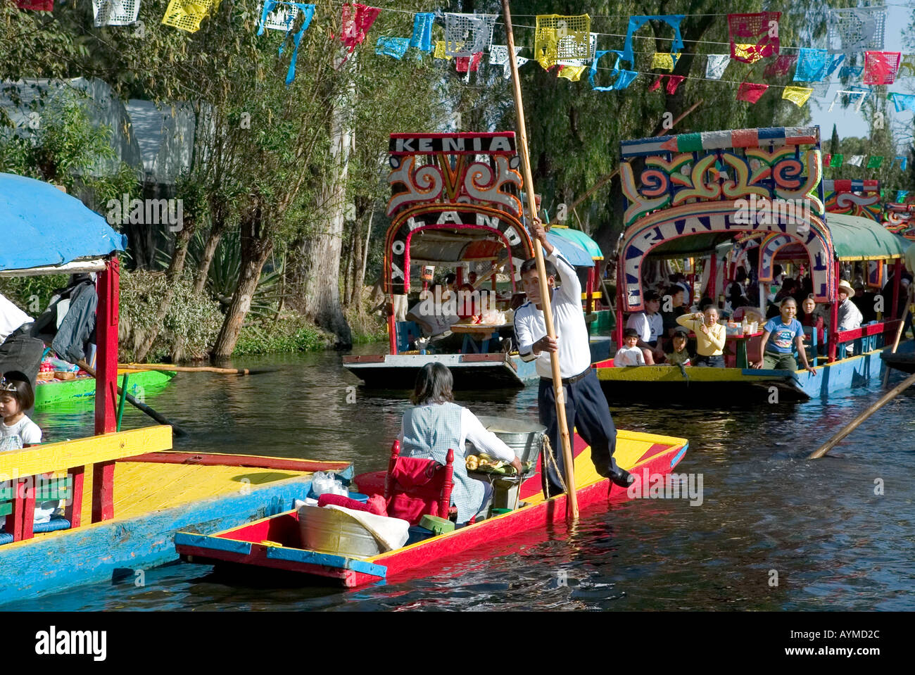 Venditori di cibo su un chalupas vendita di alimenti al fiore Trajineras barche nei canali di Xochimilco Città Del Messico Foto Stock