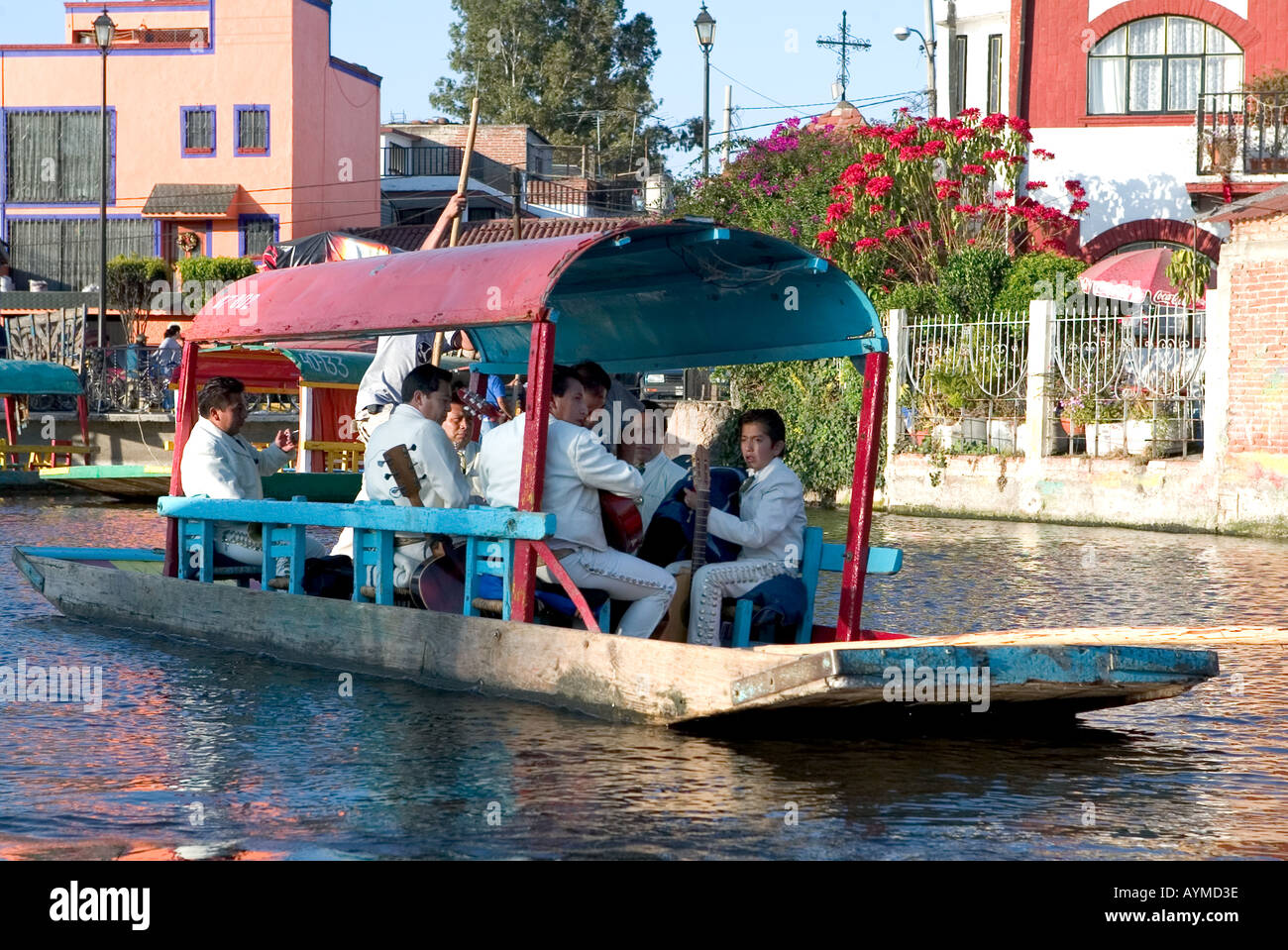 Banda Mariachi giocando a persone sul fiore Trajineras barche nei canali di Xochimilco Messico Foto Stock