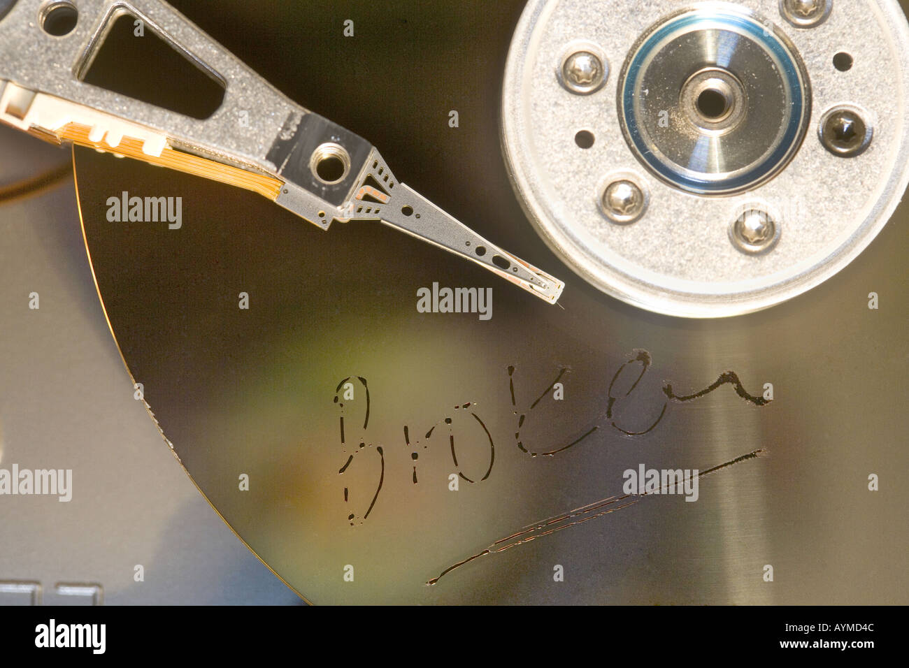 Chiusura del computer disco rigido HDD e dati con braccio rotto scritto su disco Foto Stock