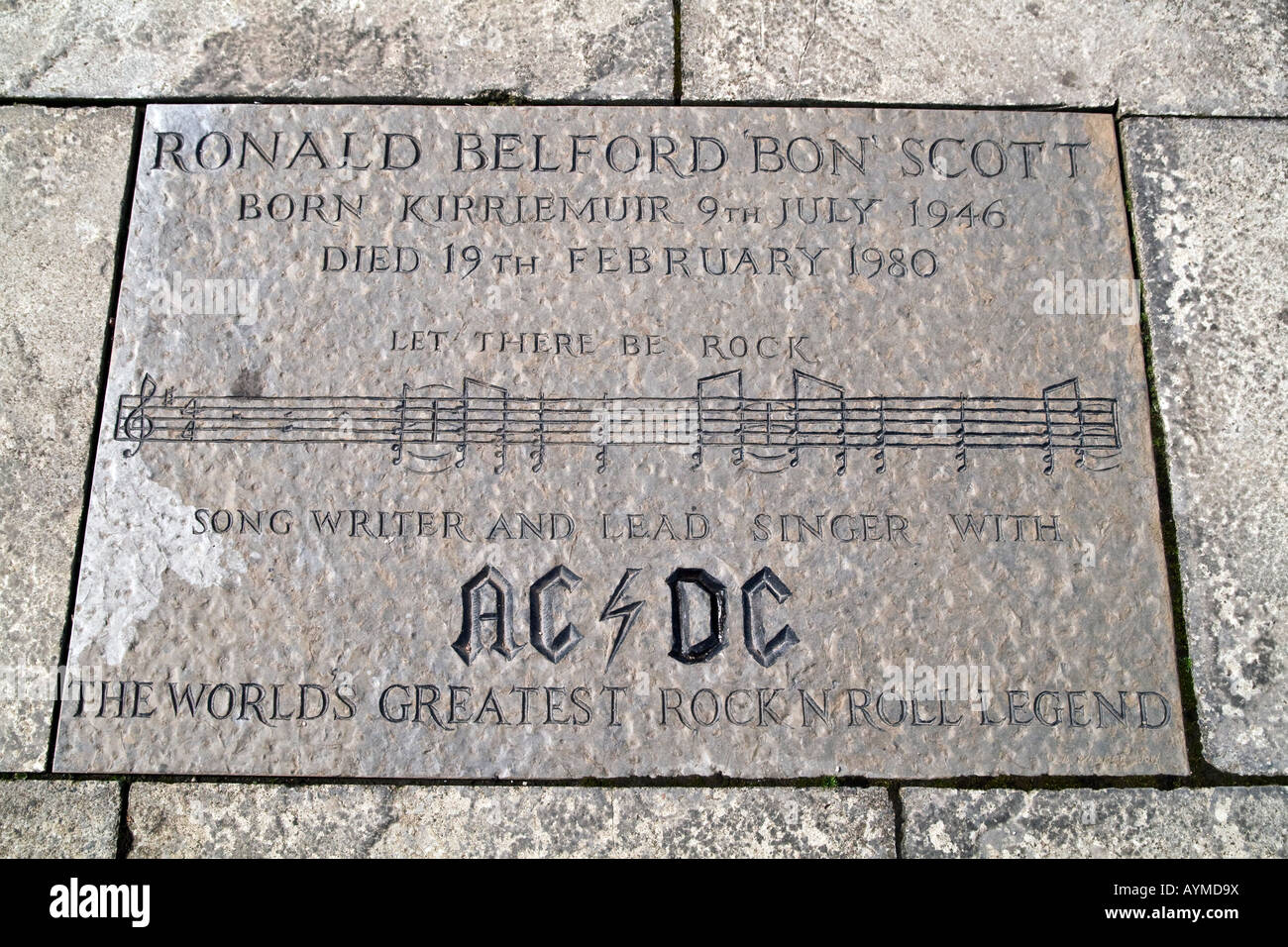 Che ci sia Rock. Ronald Belford Bon Scott cantante della rock band AC/DC inciso in pietra in Kirriemuir UK Foto Stock