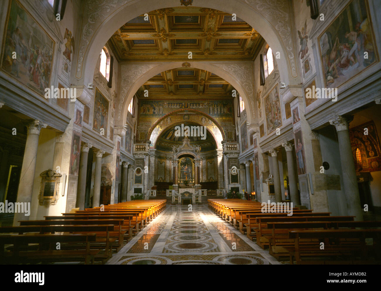 Interno della chiesa di Santa Prassede Roma Italia Foto Stock