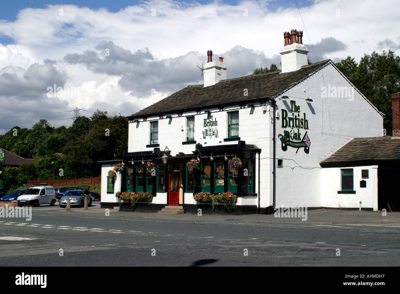 Tipico Pub dello Yorkshire a lato della strada nei cestini appesi e finestre rendono questo un attraente ritrovo locale Foto Stock