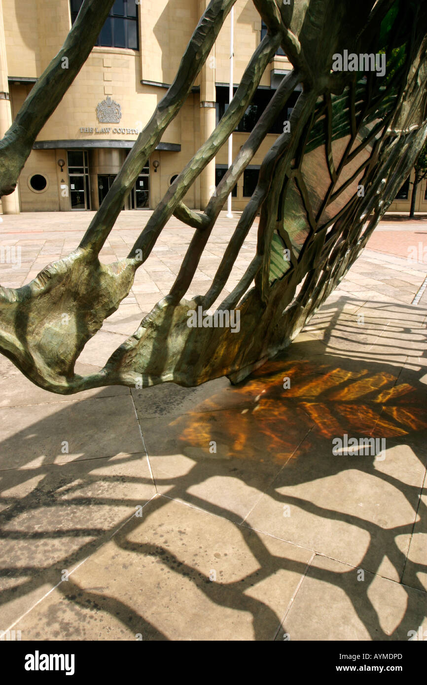 Bradford Crown Court ingresso visto attraverso la scultura in zona pedonale di fronte all edificio corte Foto Stock