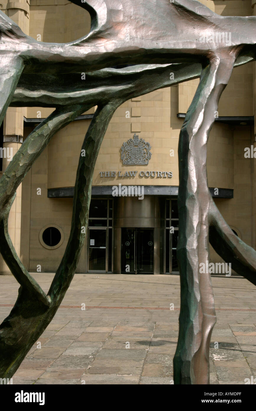 Bradford Crown Court ingresso visto attraverso la scultura in zona pedonale di fronte all edificio corte Foto Stock