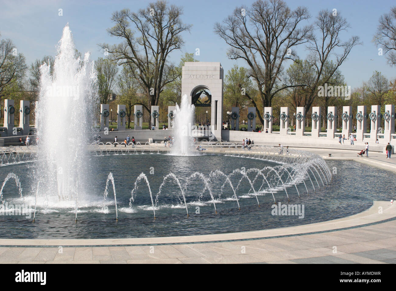 Le persone che visitano il Memoriale della Seconda Guerra Mondiale National Mall Washington DC Foto Stock