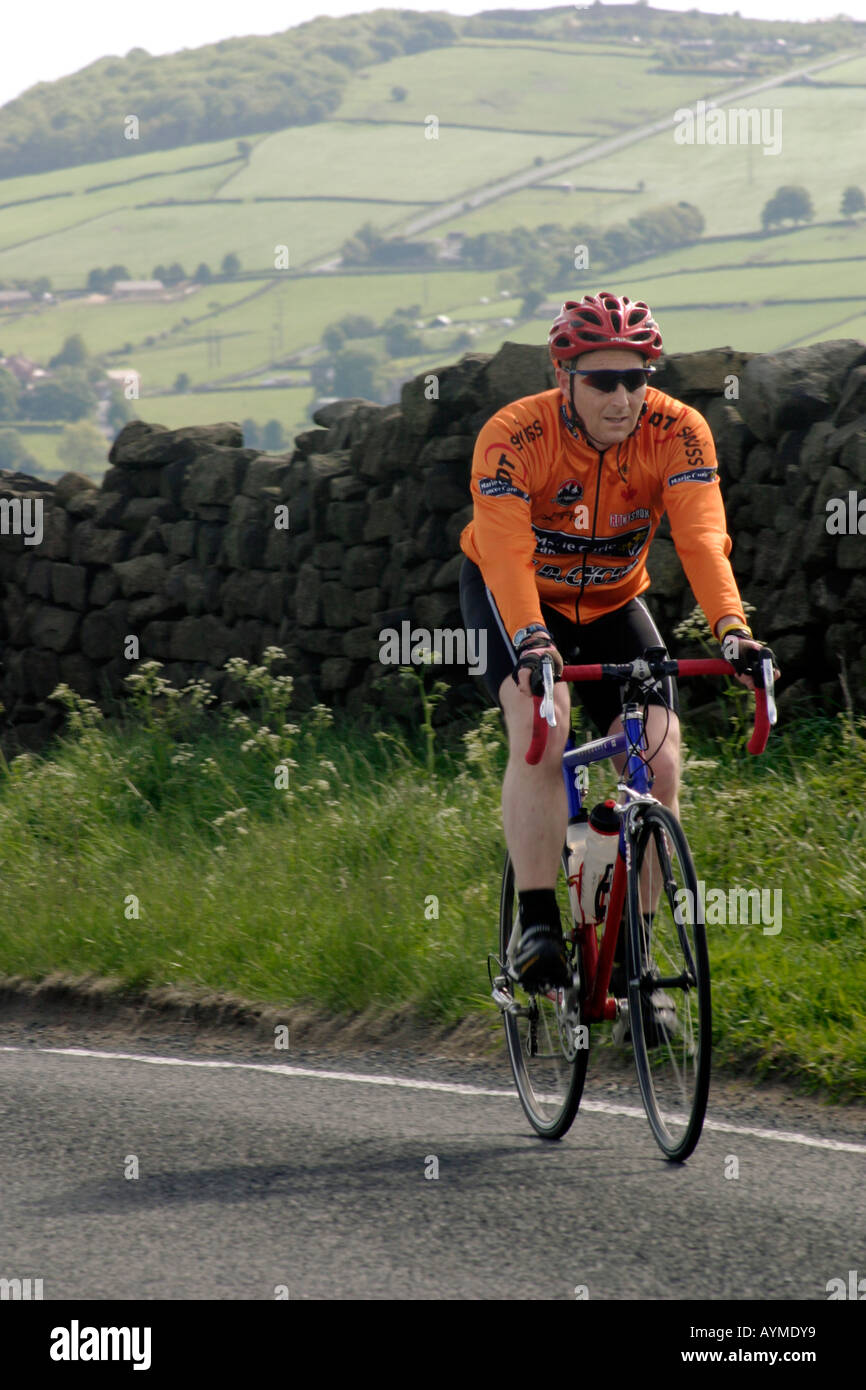 Maschio maturo di equitazione Bicicletta push su Bingley Moor West Yorkshire Inghilterra Foto Stock