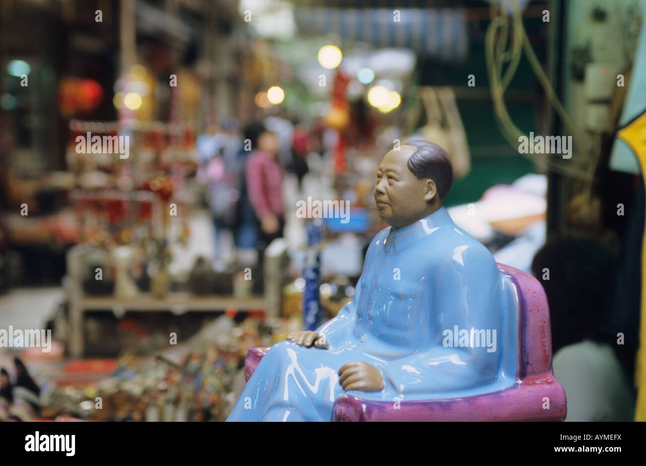 Un seduto di figurine di porcellana di Mao Tse Tung, Cat St, sul mercato di Hong Kong Foto Stock