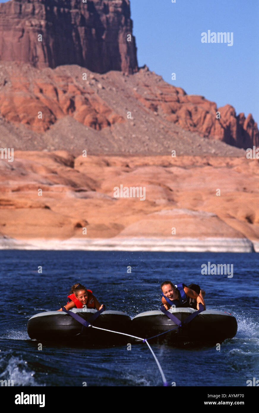 Una veloce corsa su INNERTUBES rende di grande divertimento al lago Powell National Recreation Area Utah Foto Stock