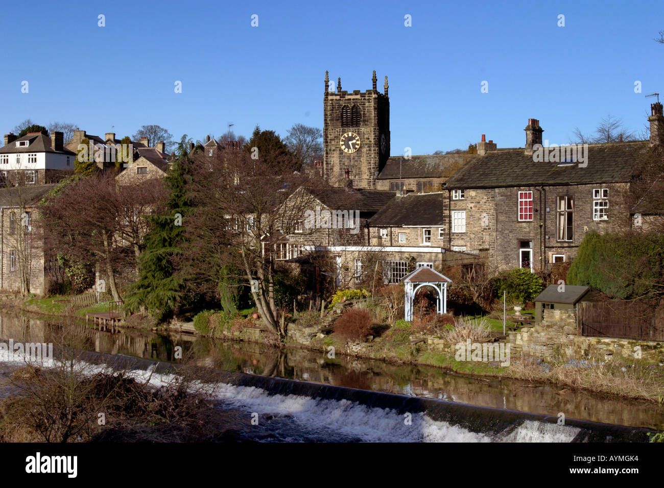 Bingley Chiesa Parrocchiale dal ponte Irlanda Fiume Aire in primo piano Foto Stock