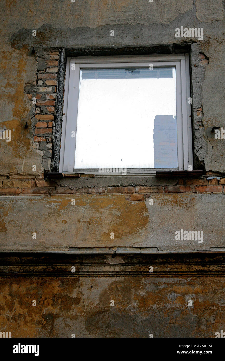 Riflessione nella finestra, che è parte di un antico edificio a spiovente. Foto Stock