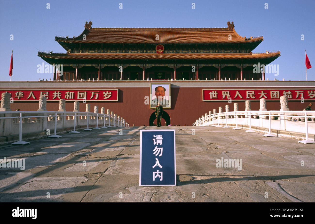 La Porta della Pace Celeste a piazza Tiananmen nel centro cittadino di Pechino è adornata con un'immagine del compianto Presidente Mao Zedong. Foto Stock