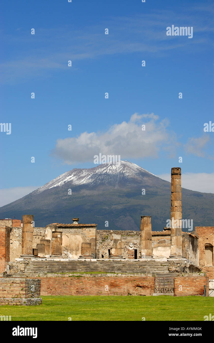Rovine del tempio di Giove con Snow-Capped Vesuvio vulcano sullo sfondo, Pompei (Italia) Foto Stock