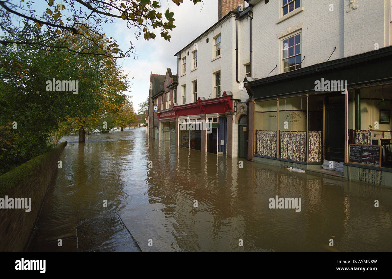 Il fiume Severn in alluvione sulla banchina Ironbridge nel 2000 Foto Stock