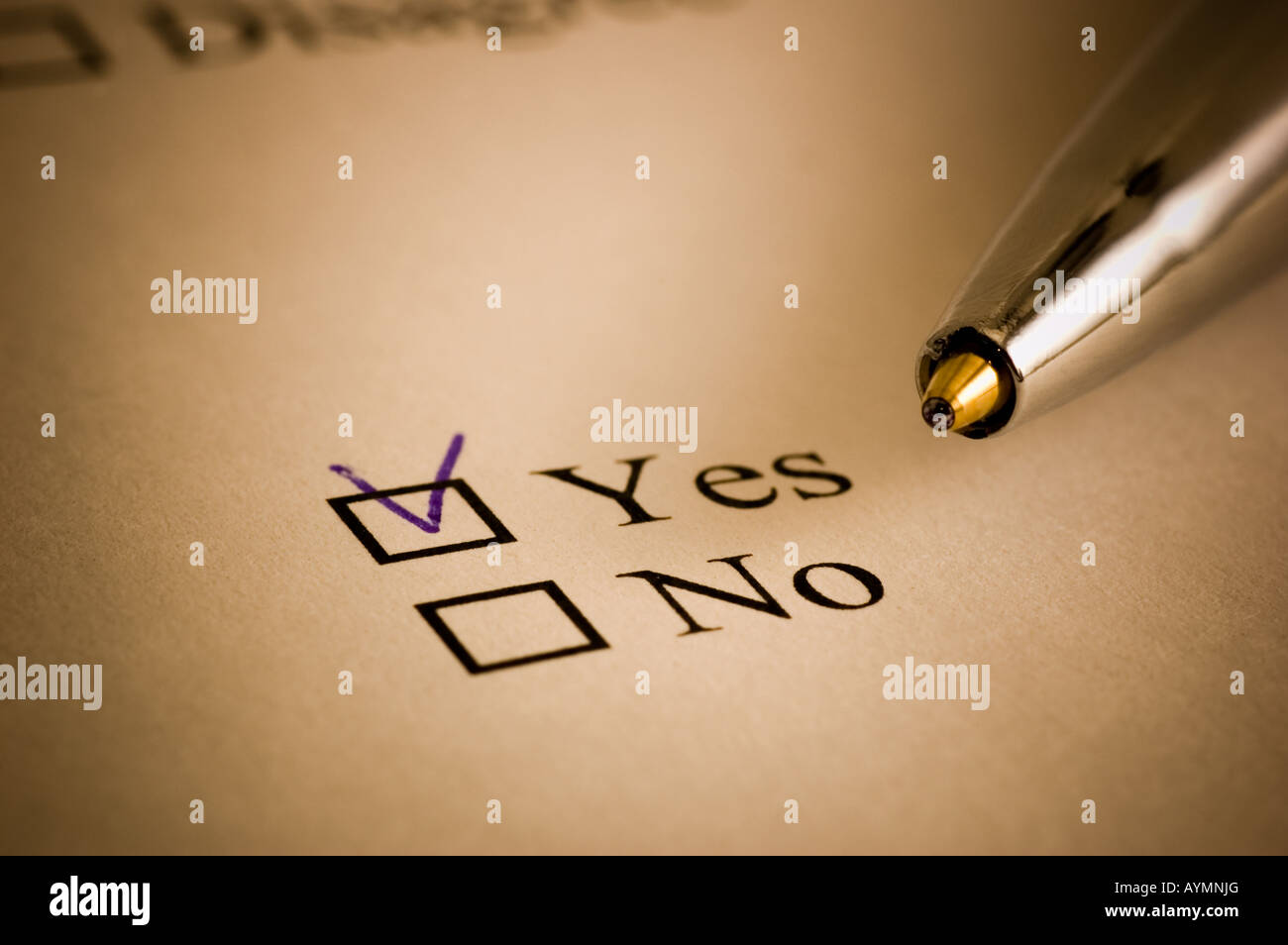 Tickbox con una croce blu su sì un golden ballpointer Foto Stock