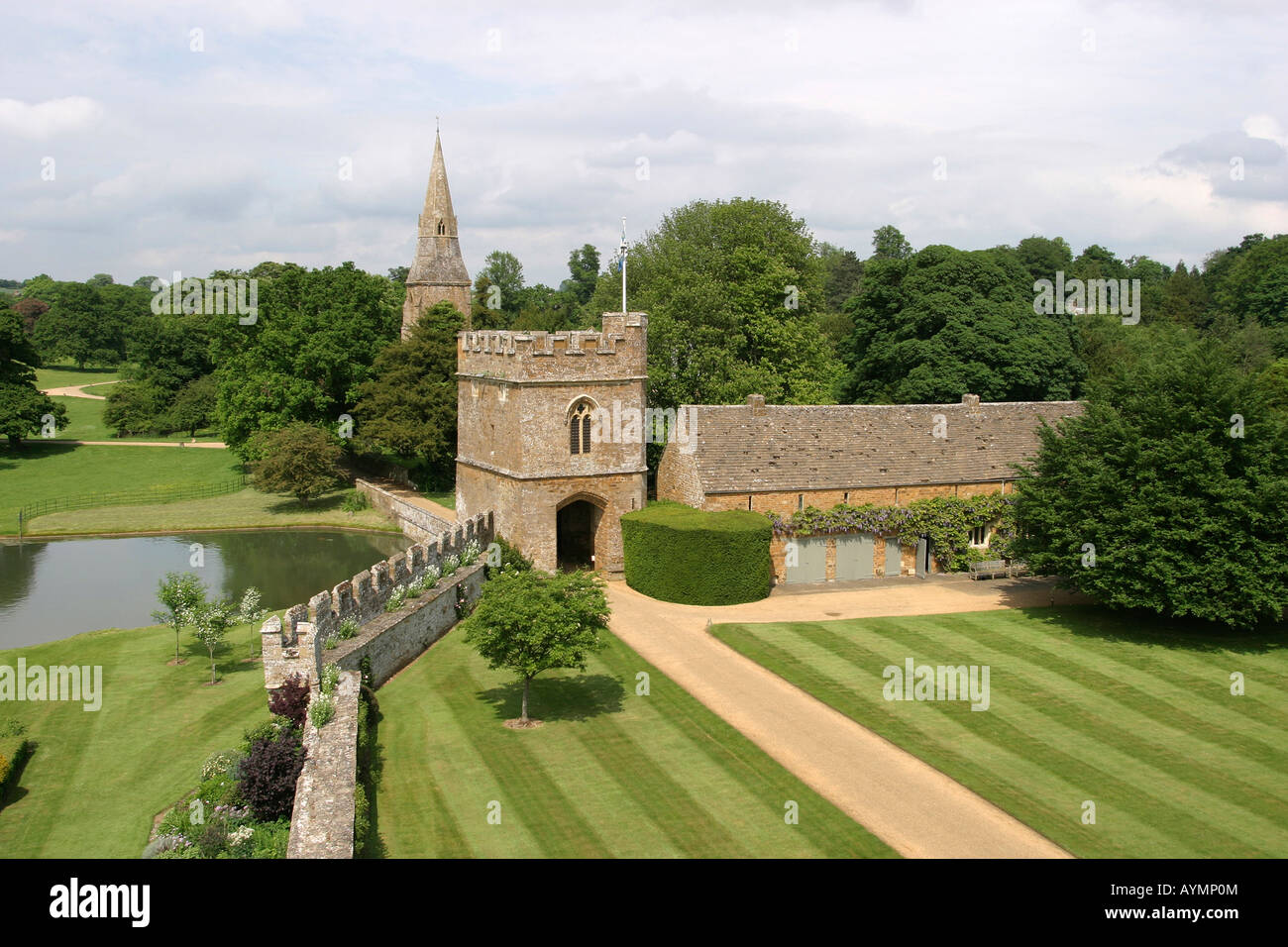 Regno Unito Oxfordshire Broughton rivellino DEL CASTELLO E CHIESA Foto Stock