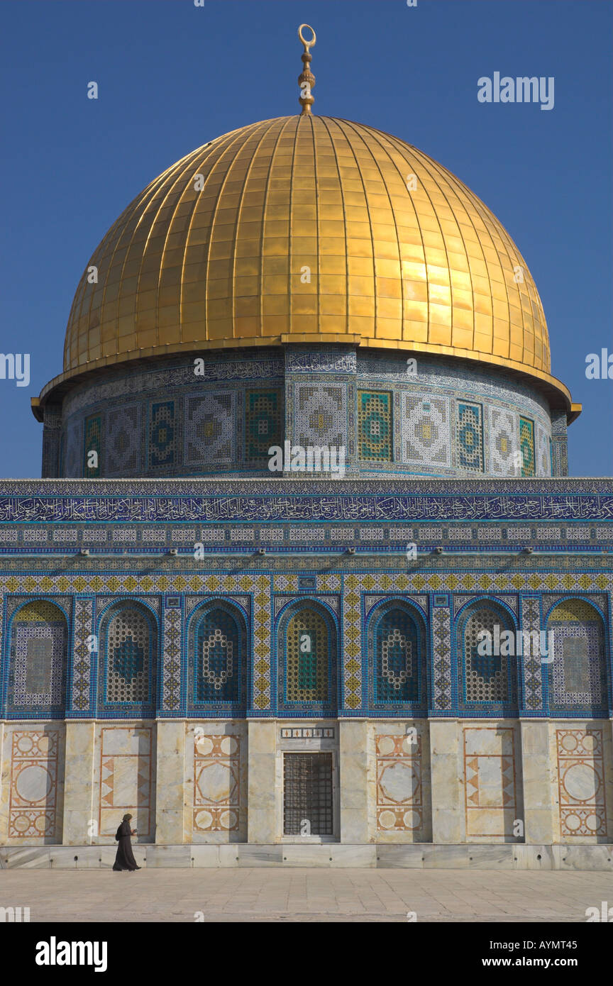Israele Gerusalemme vecchia città Cupola della Roccia cloe la vista della moschea e cupola dorata con muslem Donna che cammina per settori verticali Foto Stock
