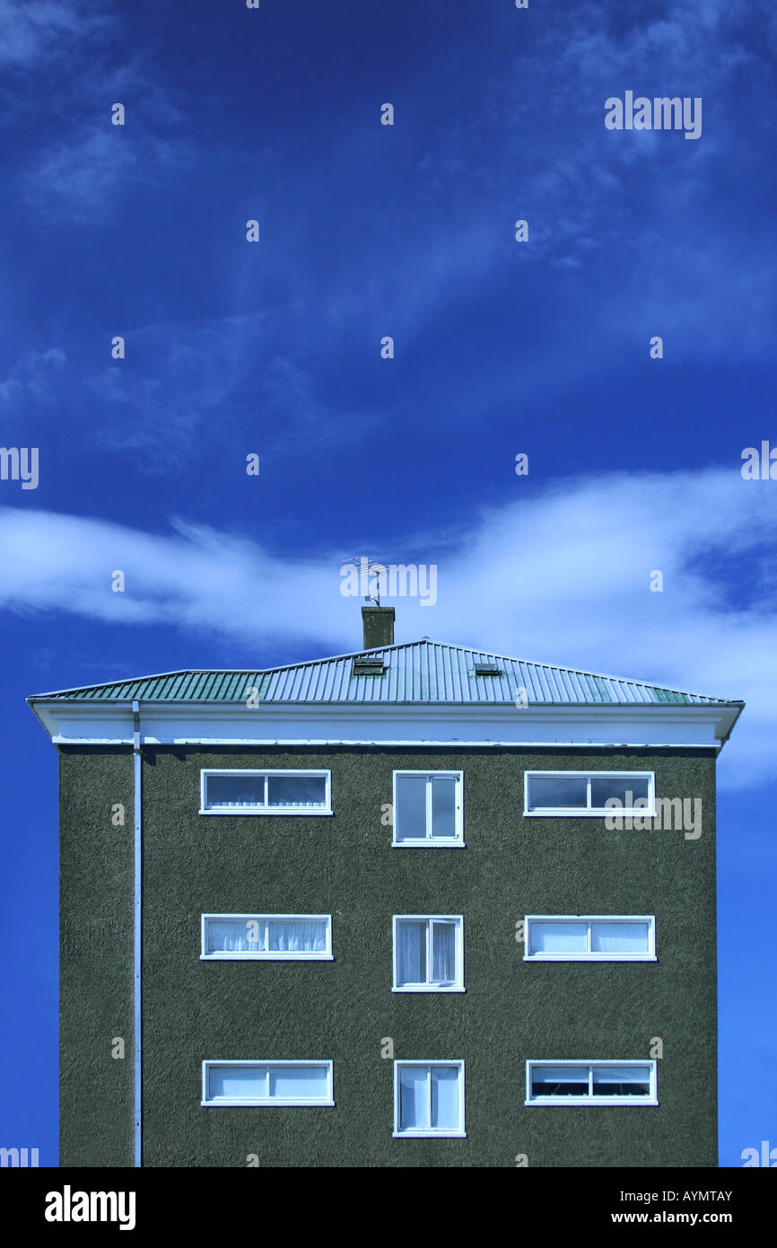 Casa singola contro un magnifico cielo blu Foto Stock