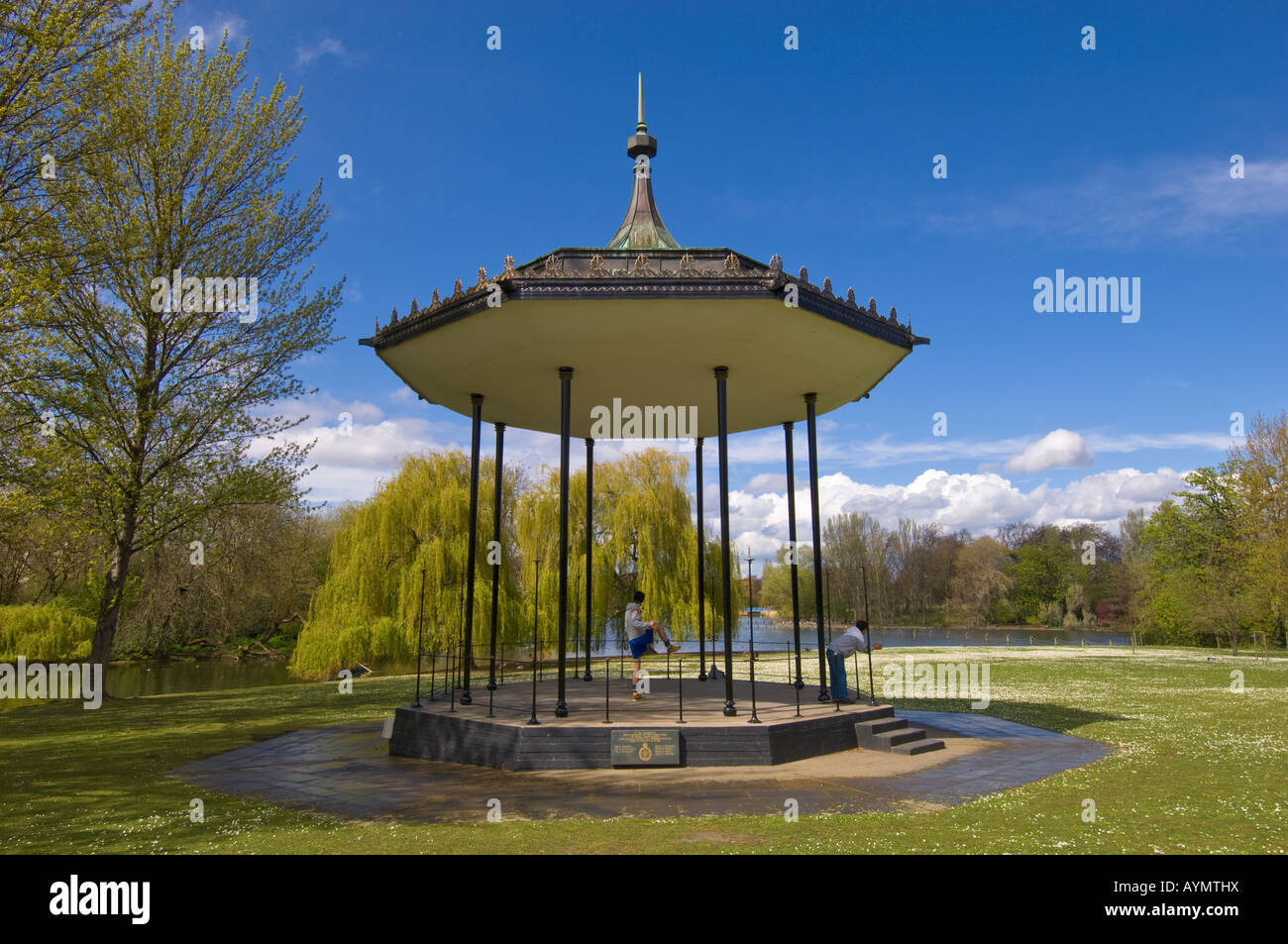 Supporto di banda dal lago in barca in Regent's Park NW1 London Regno Unito Foto Stock