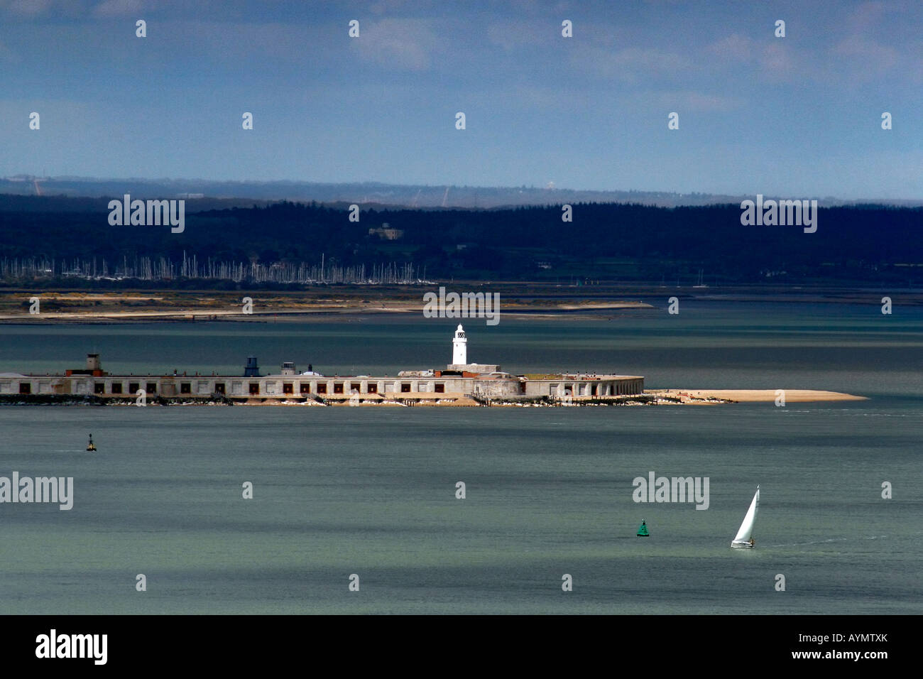 Una vista del Solent dagli aghi che mostra Hurst il castello e il fiume a Lymington e marina in background Foto Stock