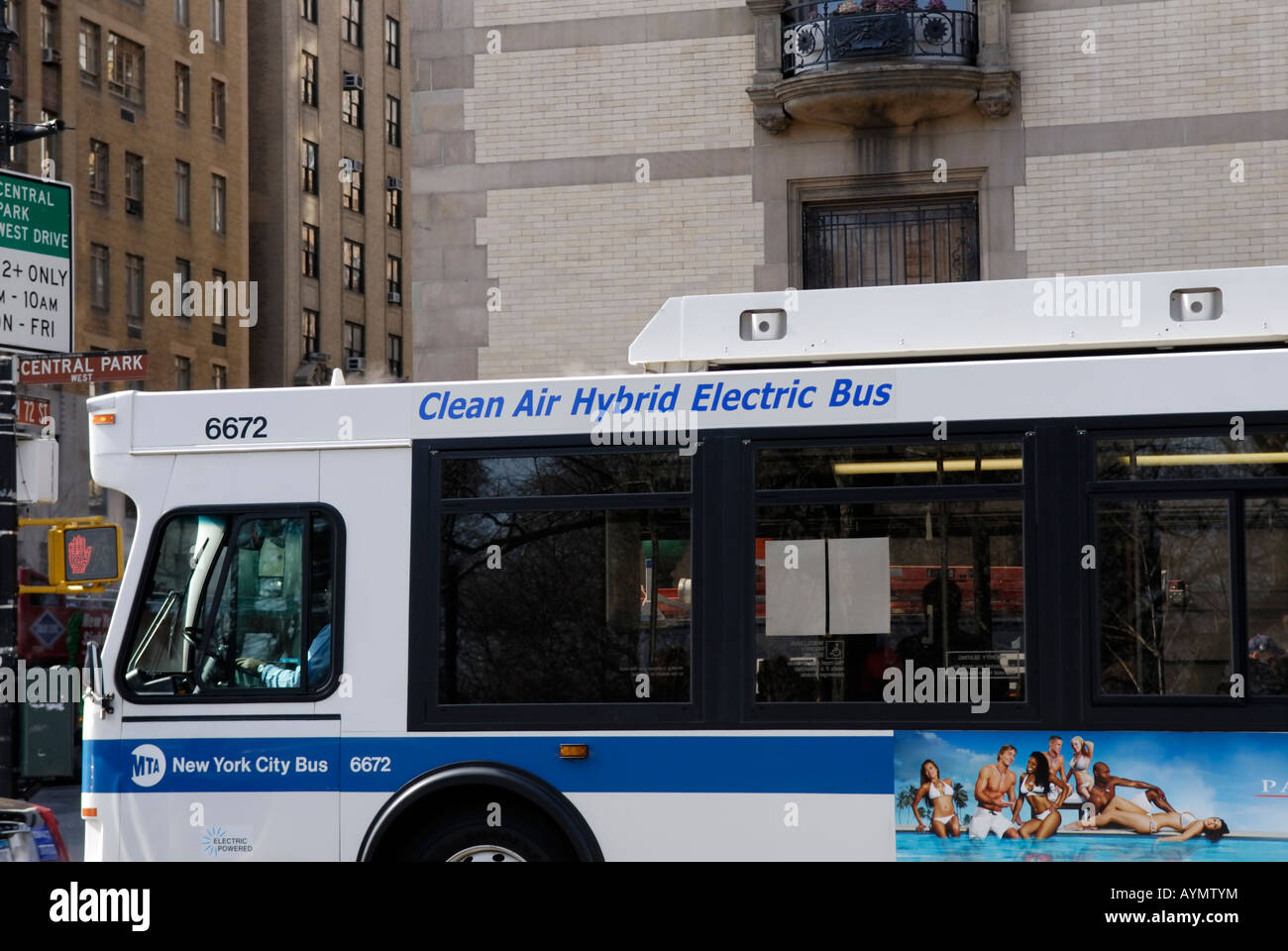 Gas ibrido elettrico bus sul suo percorso sulla Upper West Side di Manhattan Foto Stock