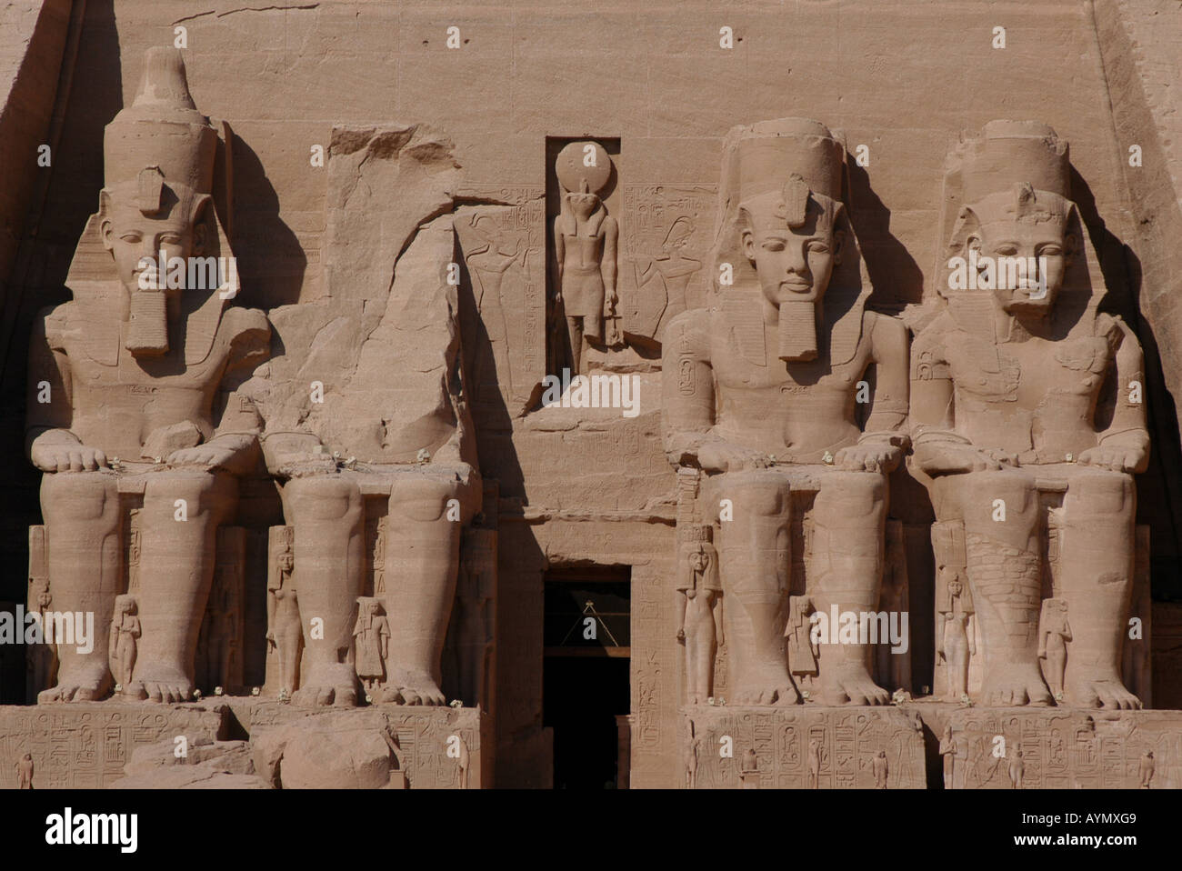 Sun enorme tempio di Abu Simbel decorata da 20 metri di altezza colossi di Ramesse II nei pressi di Aswan, Egitto Foto Stock