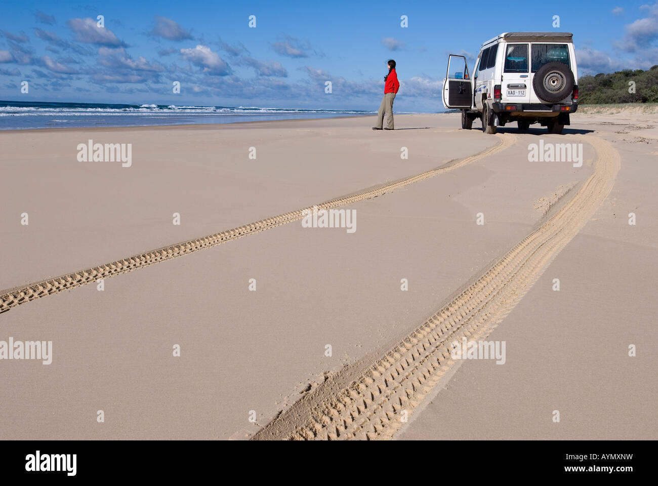 Viaggiatore osservando l'orizzonte nel mezzo di Fraser Island, dopo un 4x4 Escursione lungo le sue infinite spiagge Foto Stock