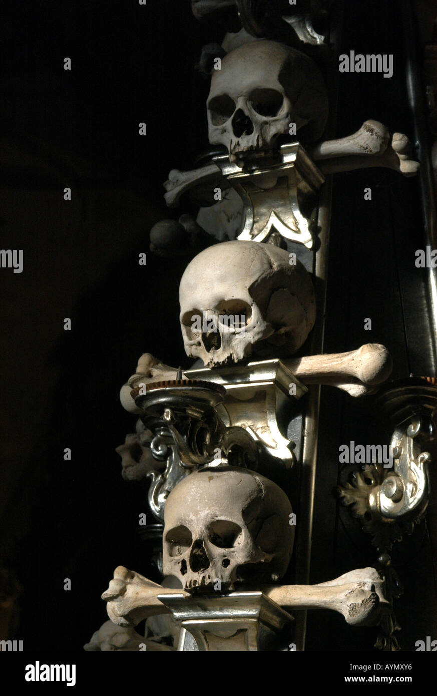 Candelabro da umano teschi e le ossa in ossario di Sedlec vicino a Kutna Hora, Repubblica Ceca Foto Stock