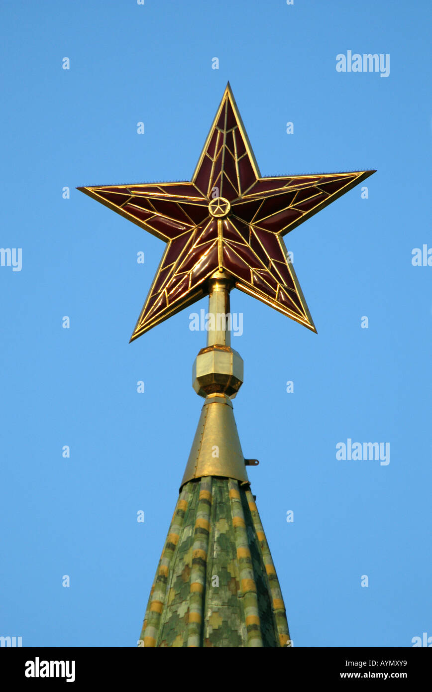 Stella rossa in cima alla Torre Borovitskaya del Cremlino di Mosca a Mosca, Russia Foto Stock