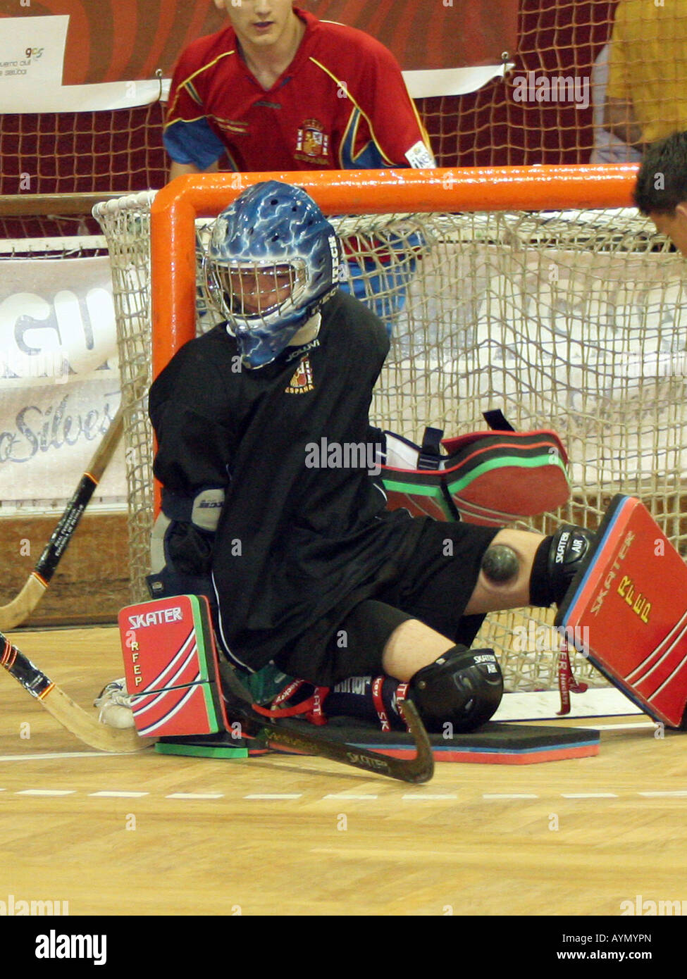 Rullo europeo campionati di hockey che mostra l'influenza sul traguardo i detentori gamba quando un 150g solido impatti a sfera la sua pelle Foto Stock
