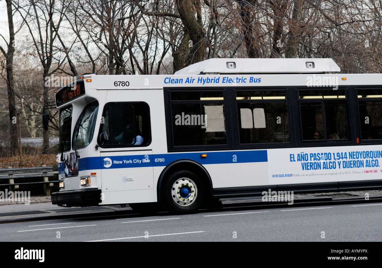 Gas ibrido elettrico bus sul suo percorso sulla Upper West Side di Manhattan Foto Stock