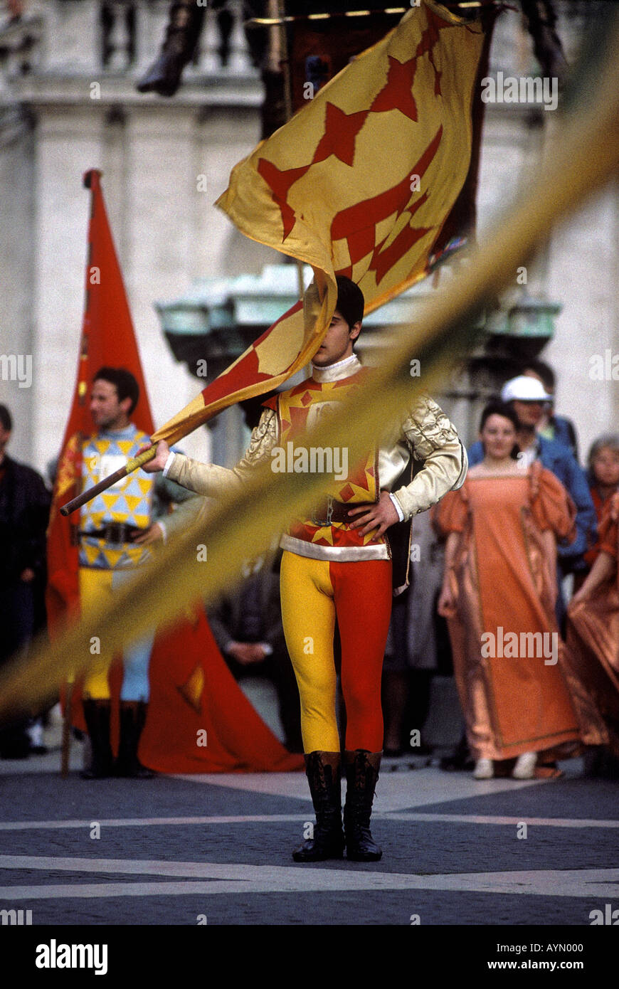 Italia Roma tubi espulsori di bandiera in costume medievale di celebrare il Natale di Roma città il compleanno Foto Stock