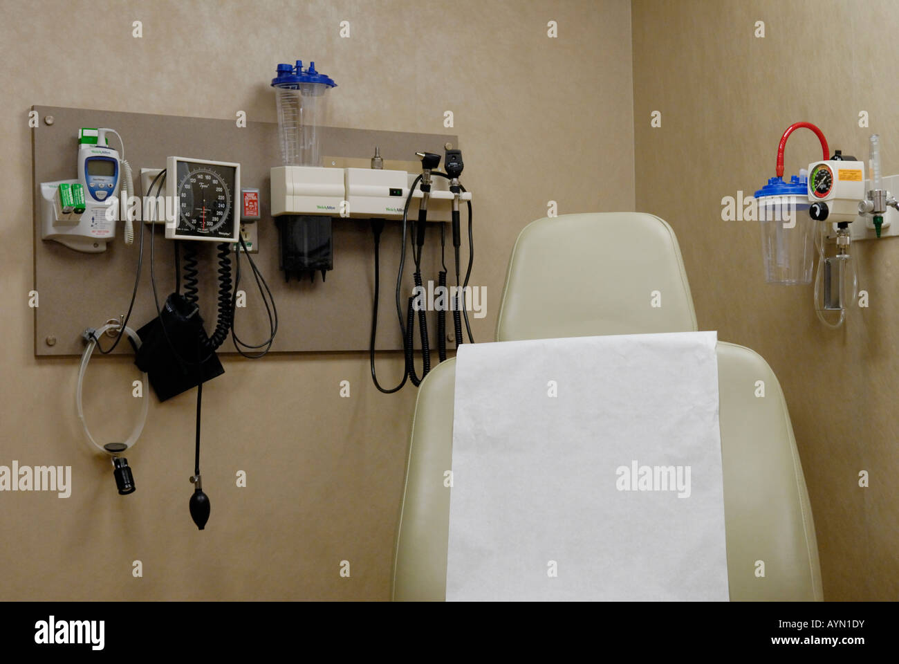 Medico della camera di esame presso un medico s office Memorial Sloan Kettering Cancer Center di New York Foto Stock