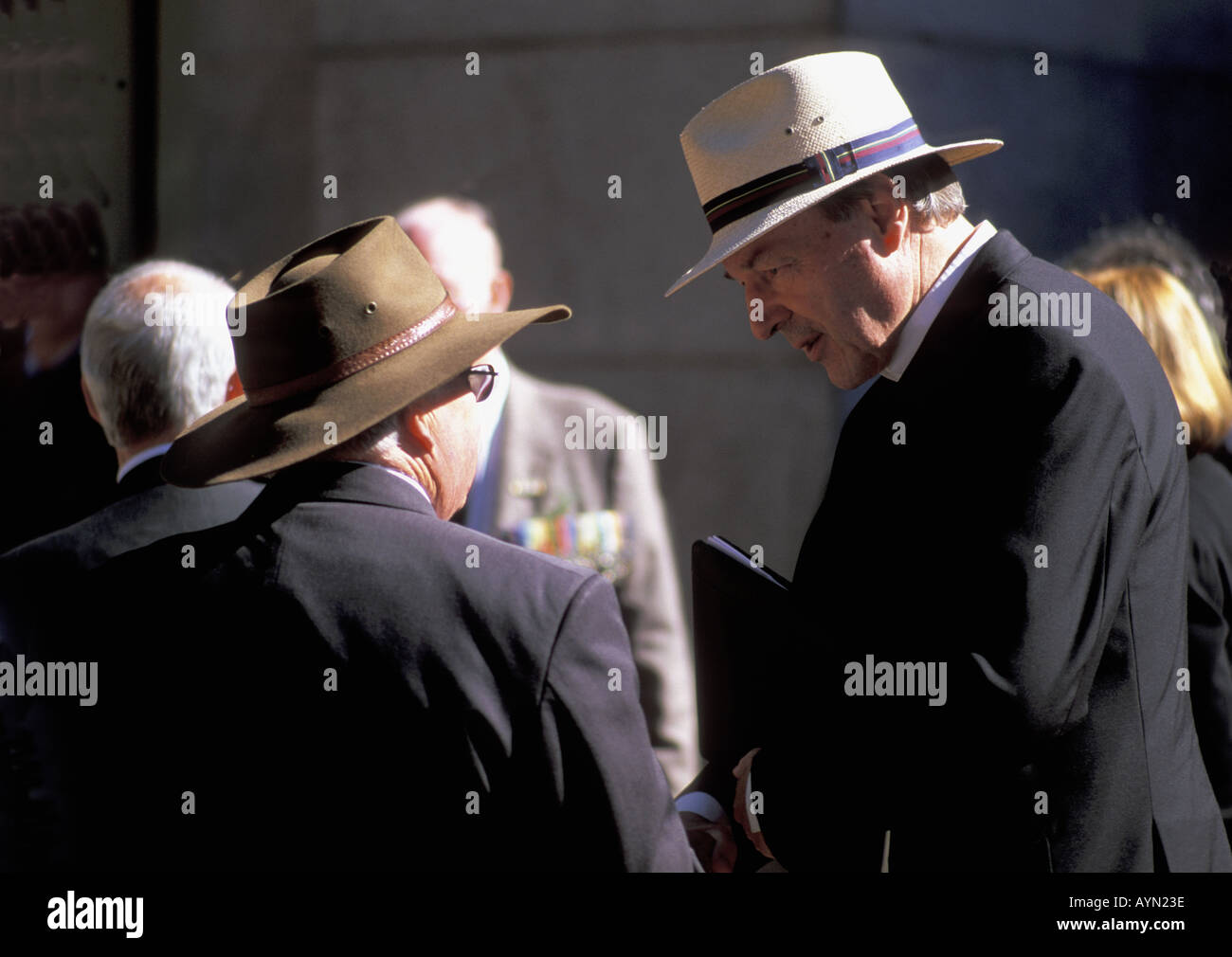 Dopo Anzac memoriale di servizio Hyde Park Sydney NSW Sua Eminenza il Cardinale George Pell Arcivescovo di destra dell Arcidiocesi Sydne Foto Stock