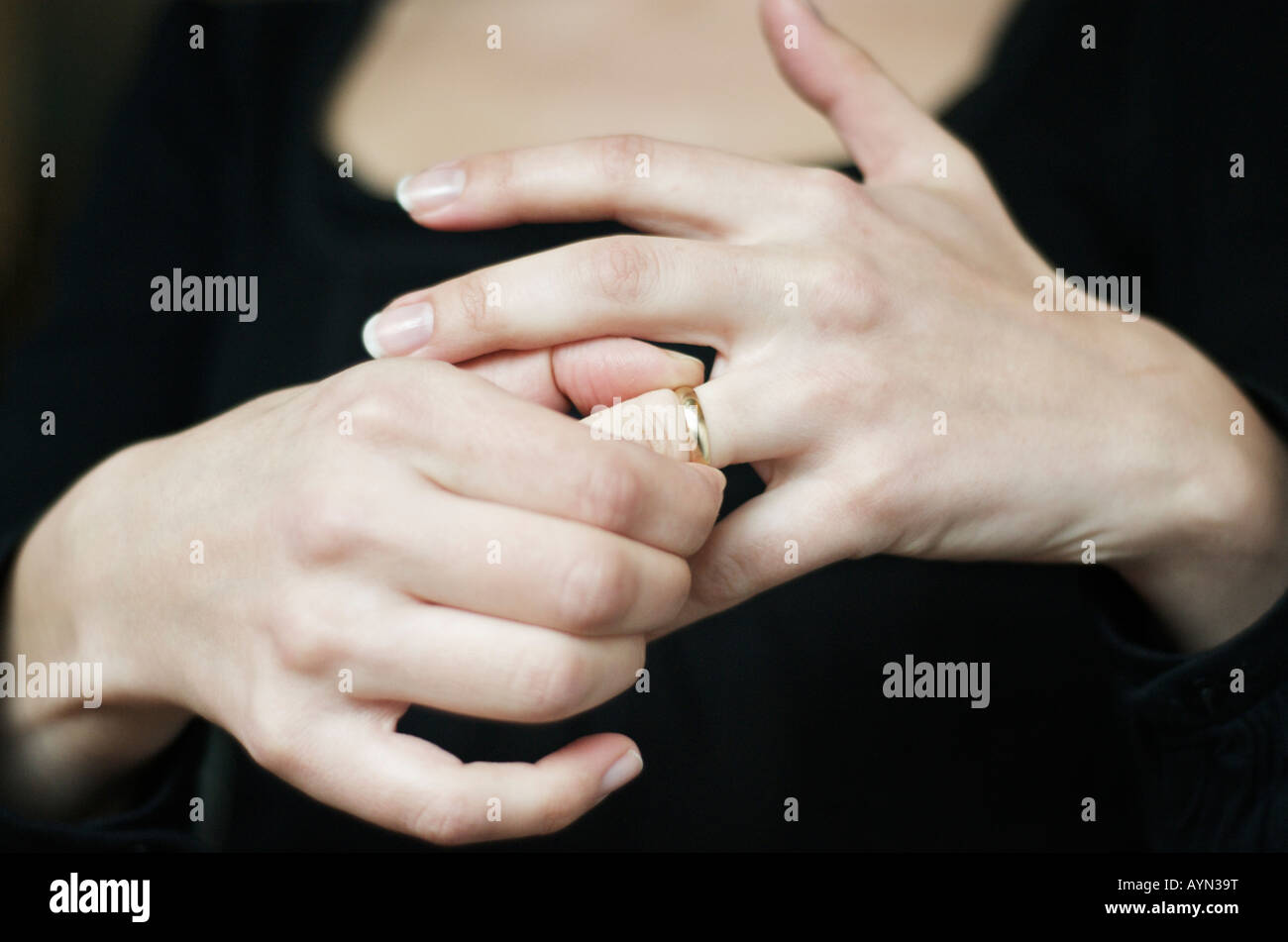 Close-up di donna rimozione wedding band Foto Stock