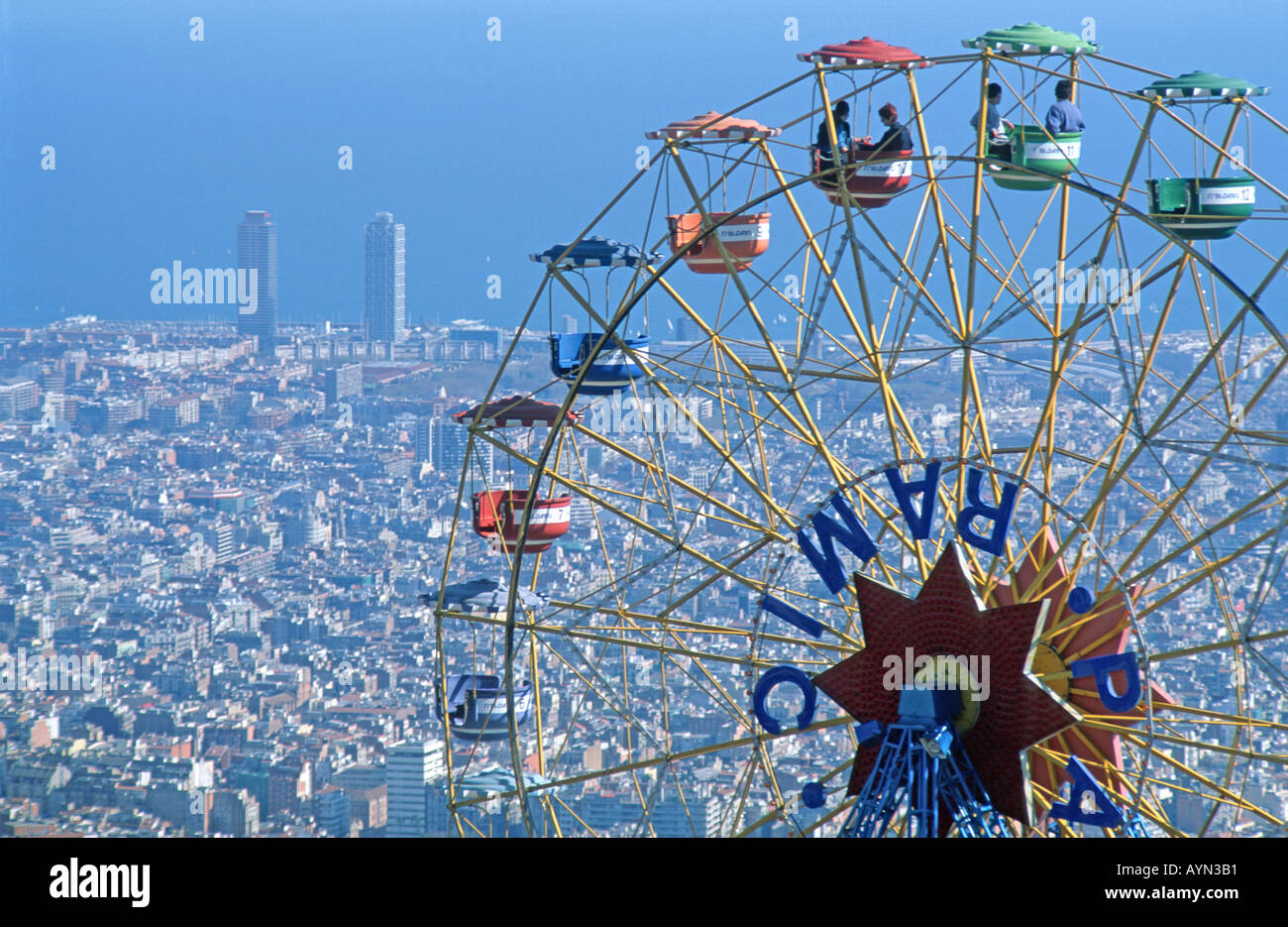 La ruota panoramica con la migliore vista in tutto il mondo nel parco di divertimenti di Tibidabo alta sopra Barcellona Spagna. Foto Stock