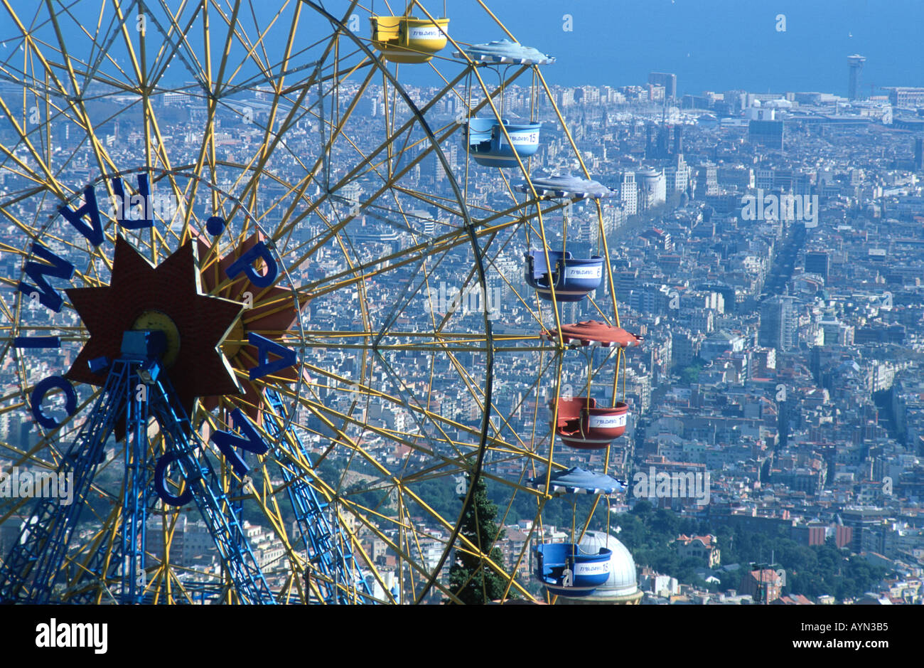 La ruota panoramica Ferris panoramico con la vista migliore al mondo nel parco di divertimenti di Tibidabo alta sopra Barcellona Spagna. Foto Stock
