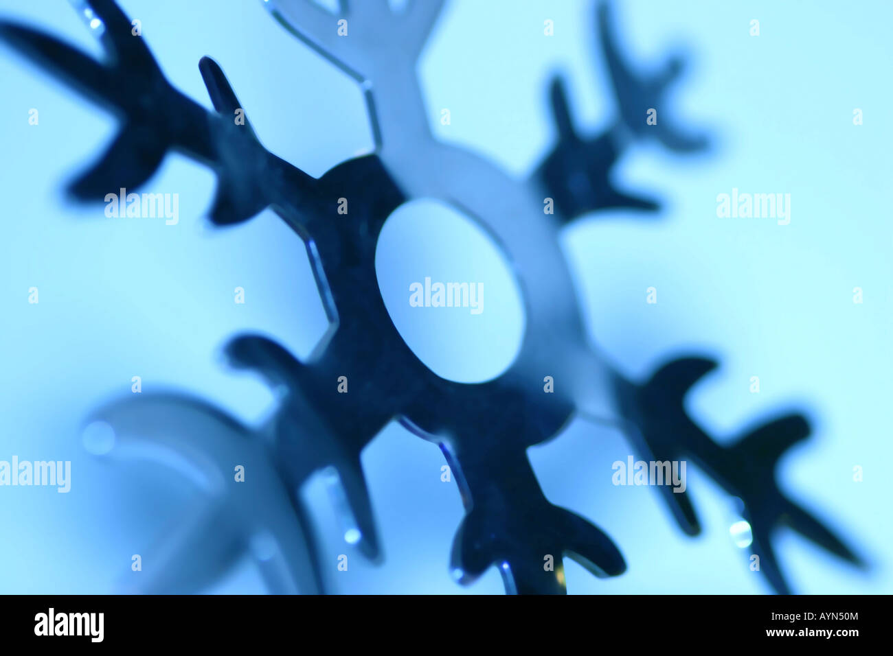 Abstract il simbolo del fiocco di neve con tonalità di blu Foto Stock