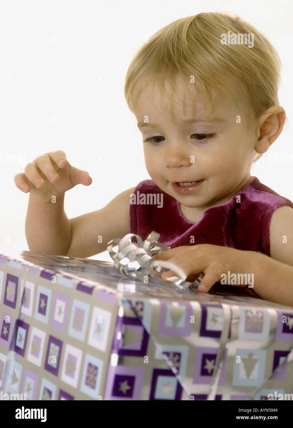 Sorridente bambina aprendo il suo regalo di Natale Foto Stock