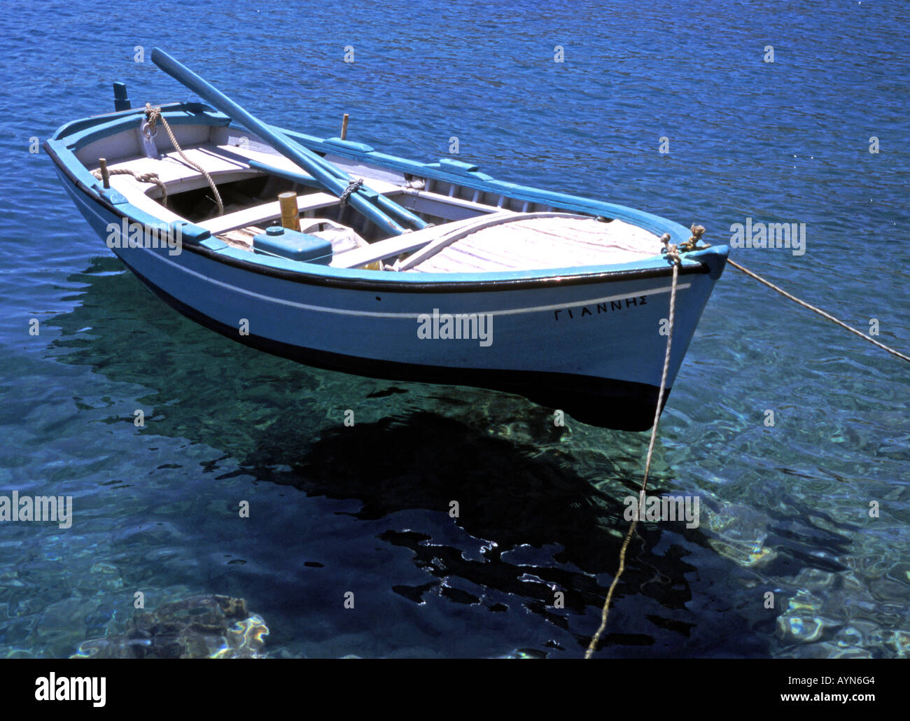 Barca a remi sul mare blu Foto Stock