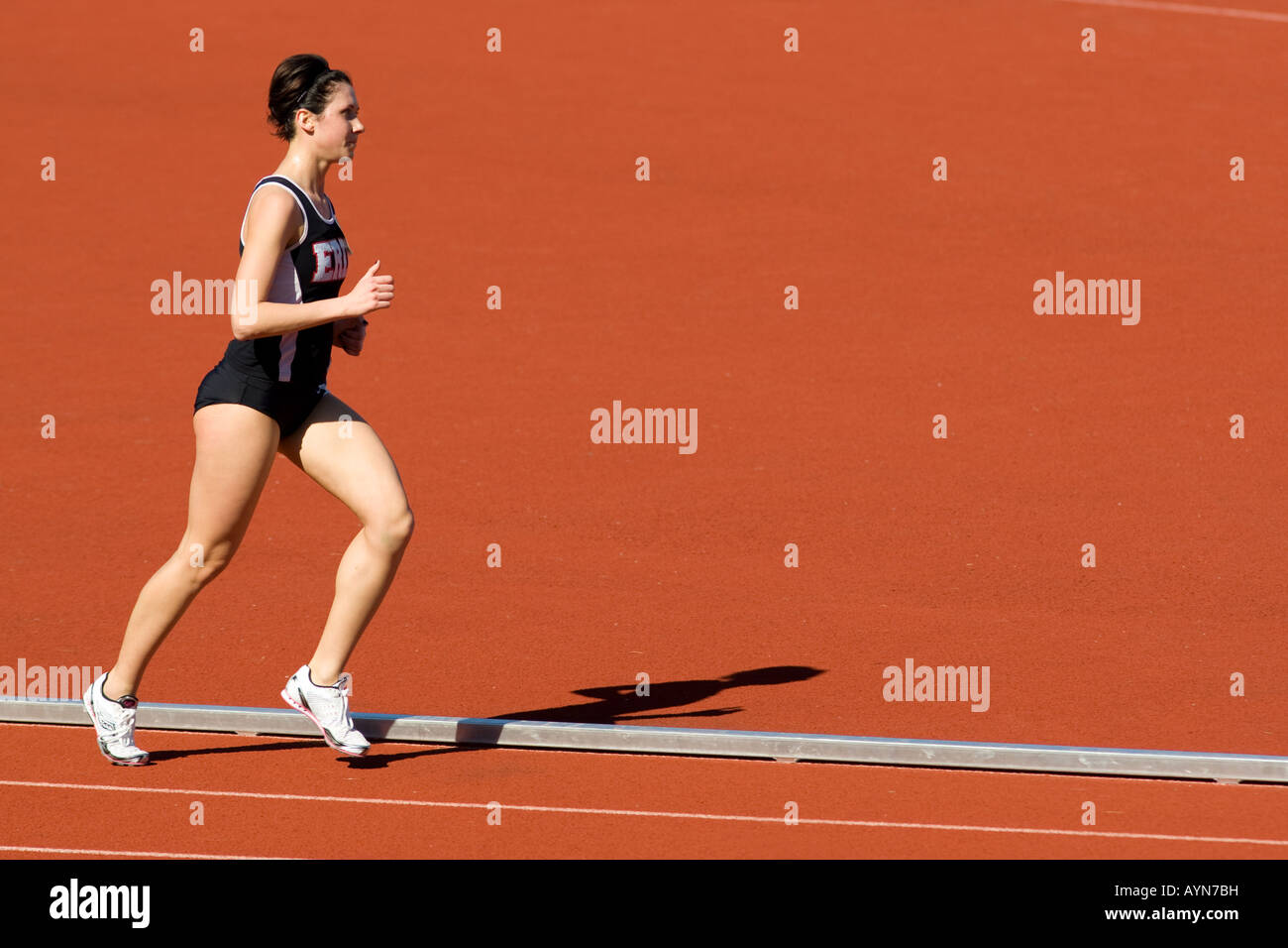 Atleta che corre in corrispondenza di una via. Foto Stock