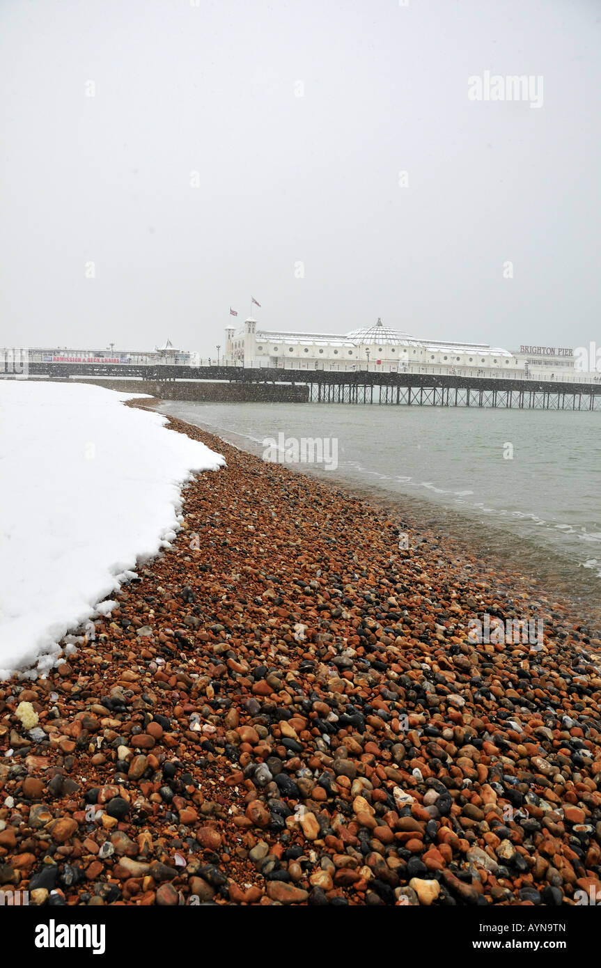 La spiaggia di Brighton ricoperta di neve - 6 aprile 2008, Sussex, Inghilterra Foto Stock
