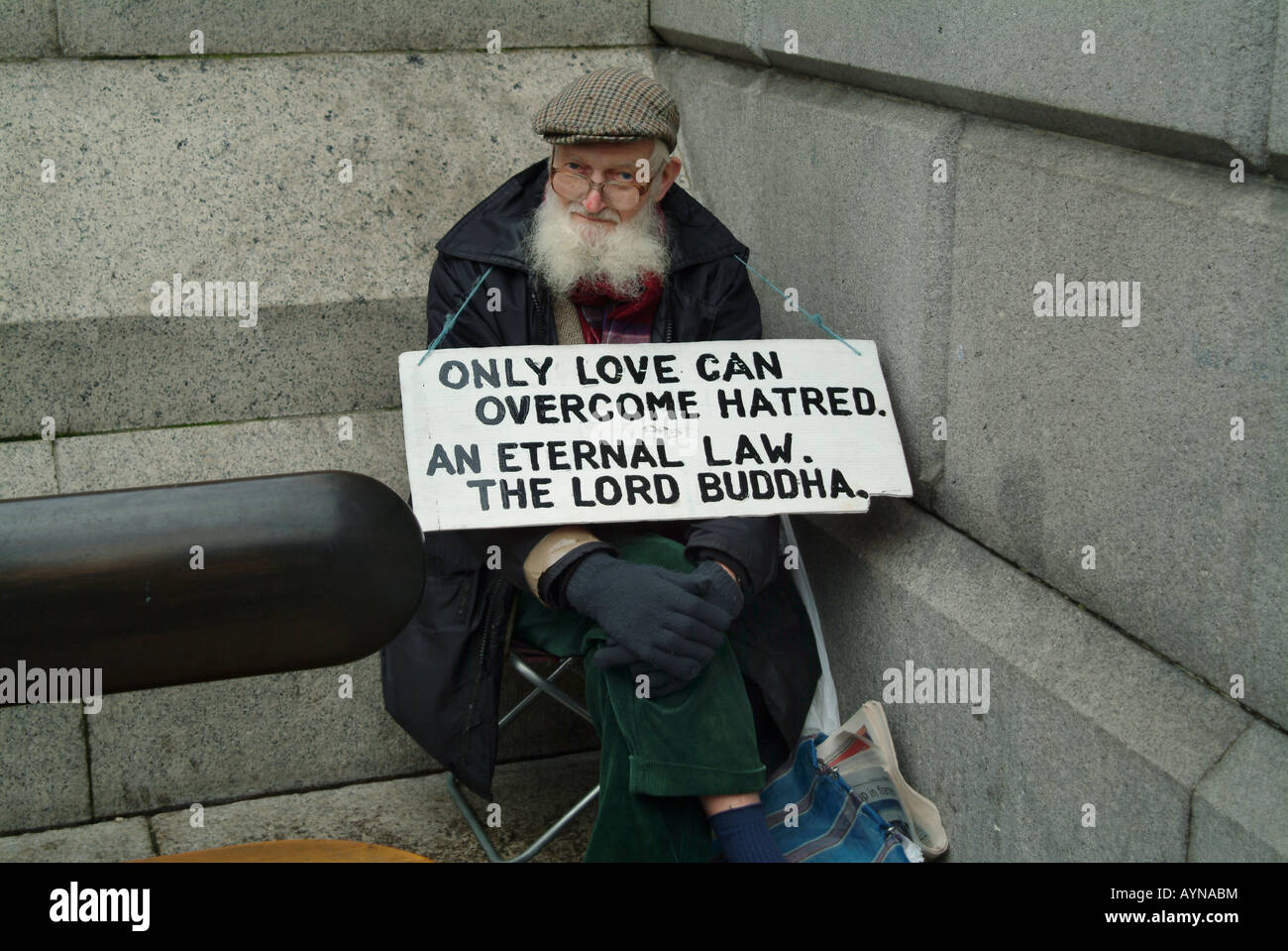Attivista di pace AZIENDA PLACCARD CIRCA L induismo Foto Stock