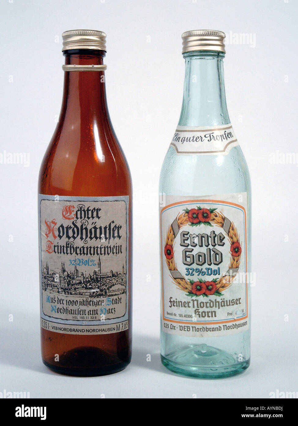 Bevande alcoliche, bottiglie di alcole "Klarer", prodotte da VEB Nordbrand Nordhausen, GDR, 1980s, Foto Stock