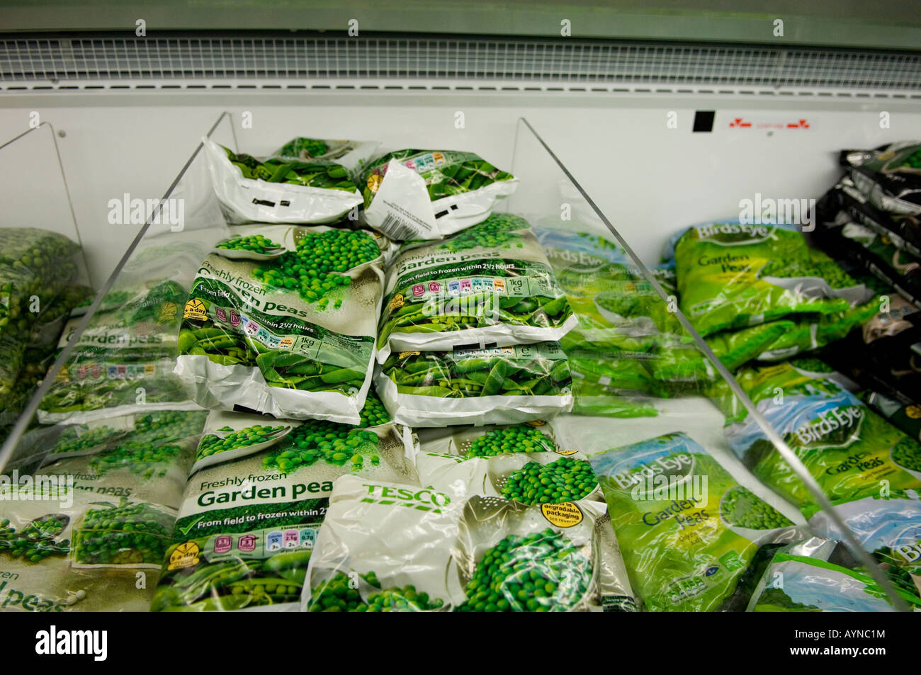 Piselli surgelati sacchetti in frigo dei supermercati Manchester REGNO  UNITO Foto stock - Alamy