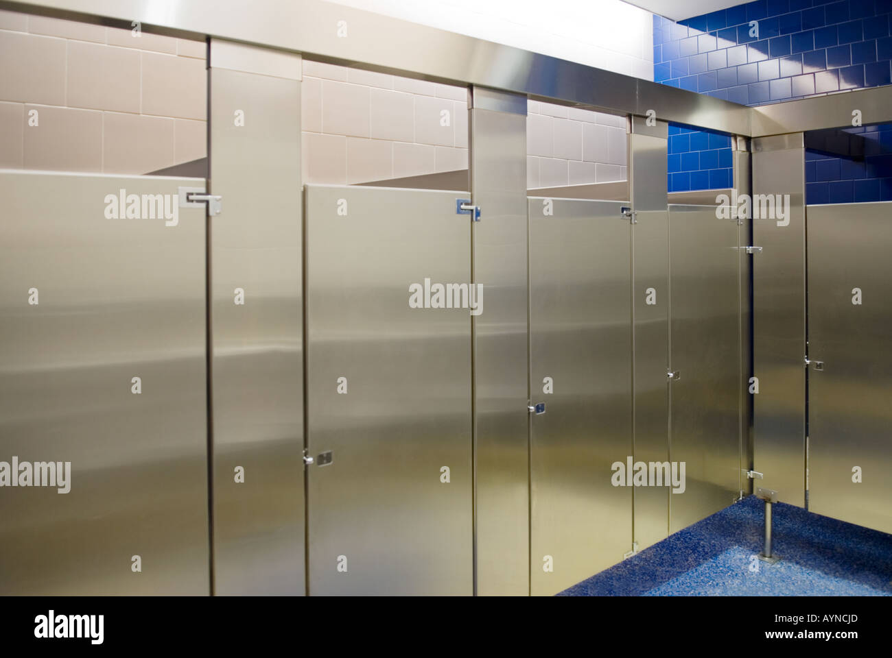 Il bagno pubblico si spegne tutto occupato Foto & Immagine Stock ... Il bagno pubblico si spegne tutto occupato Foto & Immagine Stock ...